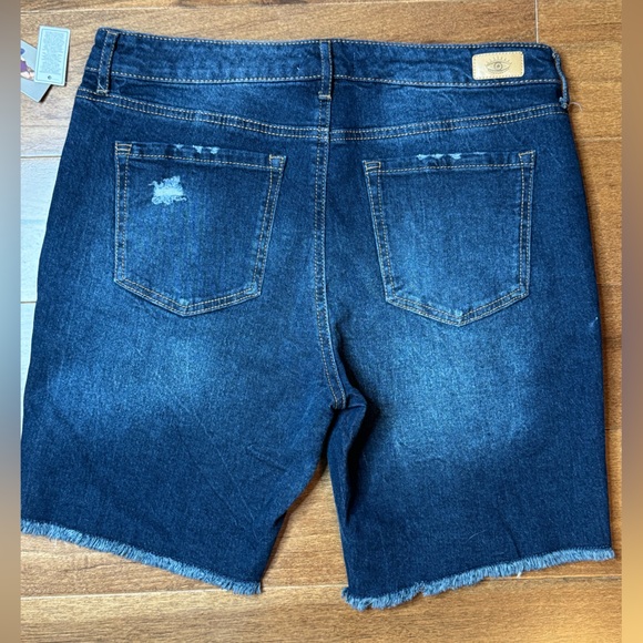 NWT Sofia Distressed Dark Wash Denim Shorts - Picture 4 of 6